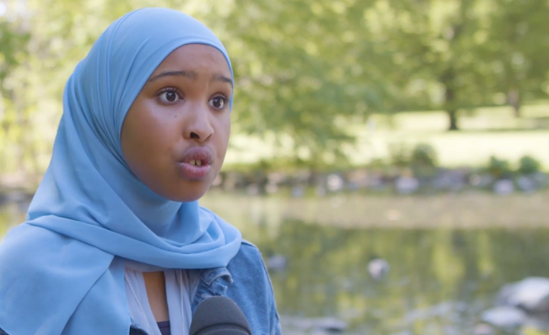 Maryan Abdirahman intervjuas utomhus.