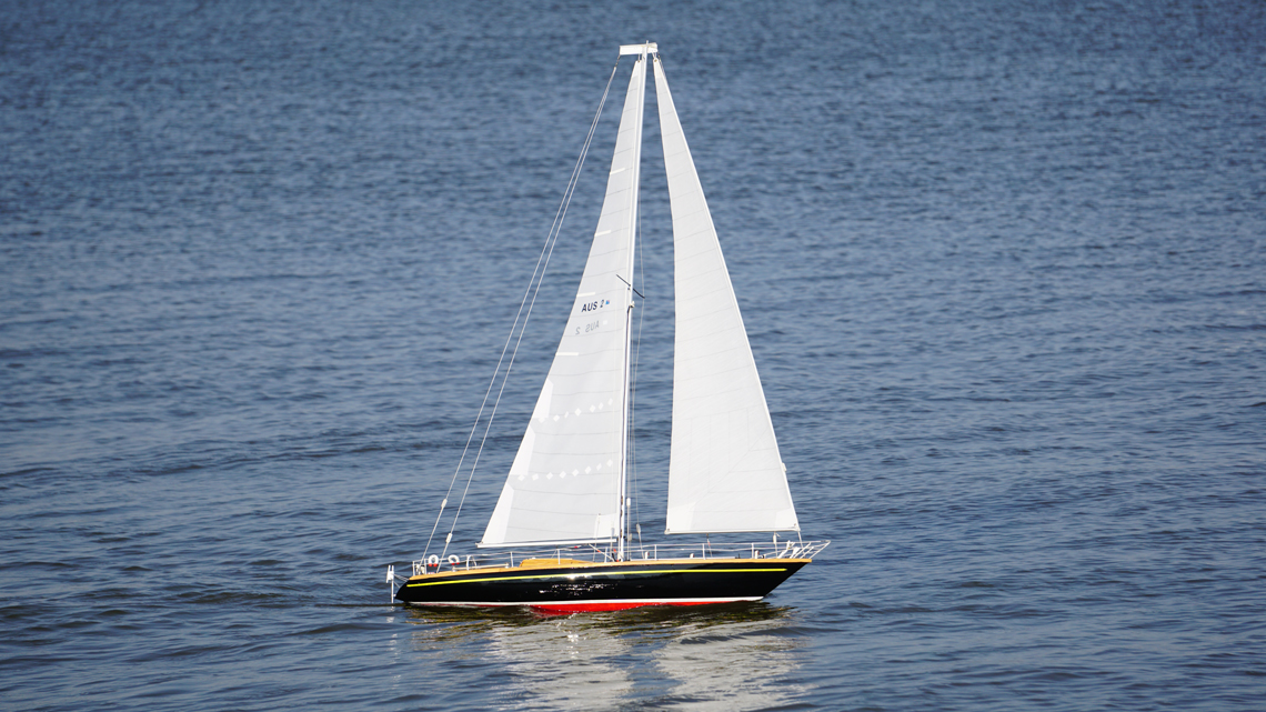 Modell av segelbåt som seglar i Mälaren.