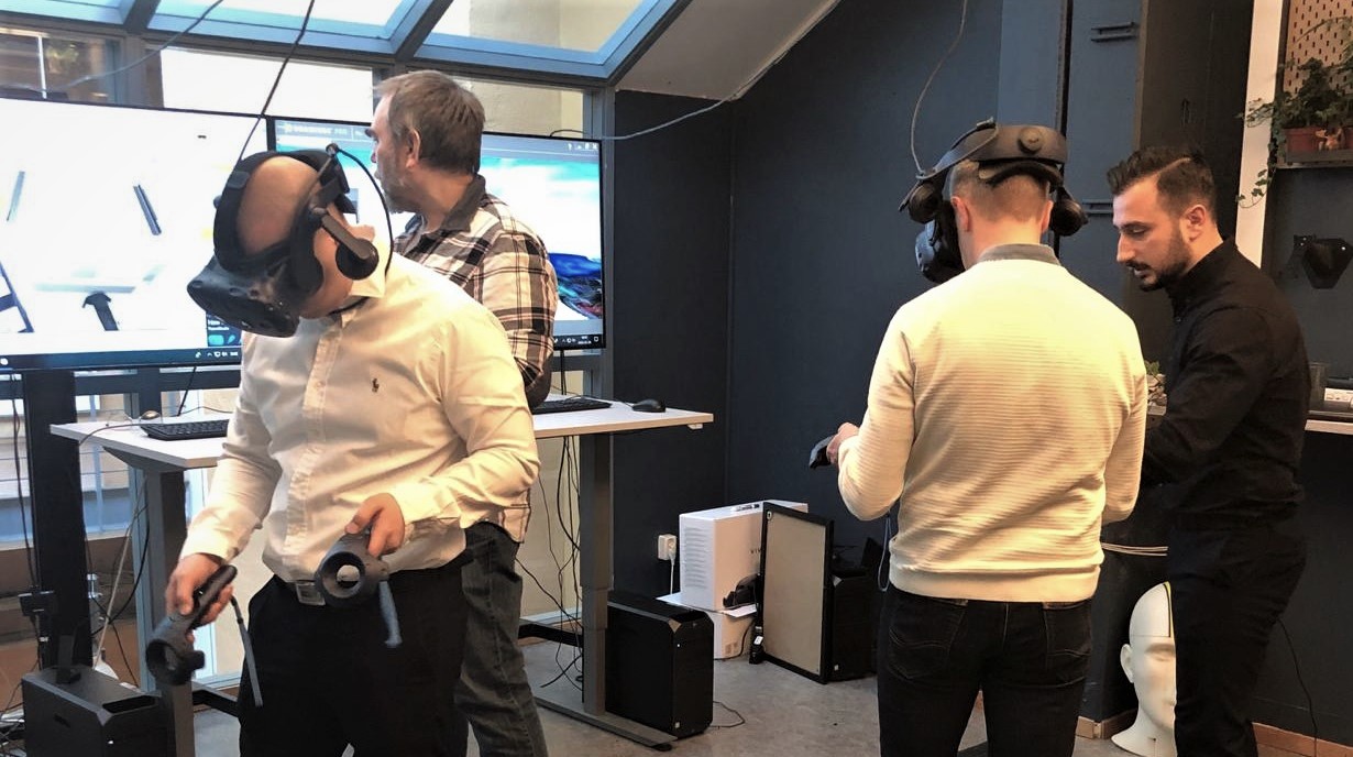 Studenter testar VR utrustning i MDH.