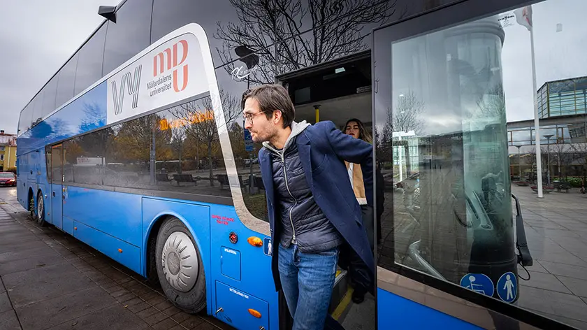En student kliver av bussen i Västerås