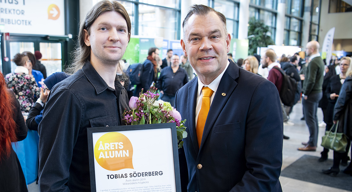 Årets alumn Tobias Söderberg tillsammans med rektor Paul Pettersson