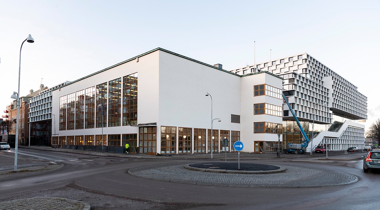 Gatuvy på campus Eskilstuna med med både badhusbyggnaden och tillbyggnaden